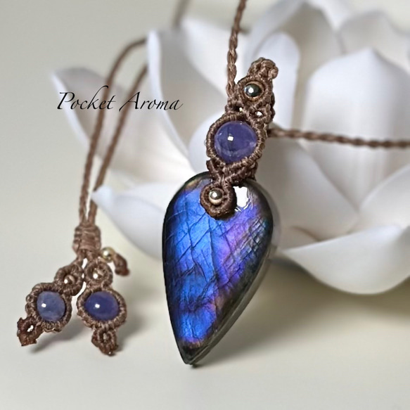 稀貴』ラブラドライトドロップとタンザナイトのマクラメペンダント