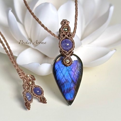 稀貴』ラブラドライトドロップとタンザナイトのマクラメペンダント