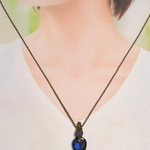 稀貴』ラブラドライトドロップとタンザナイトのマクラメペンダント