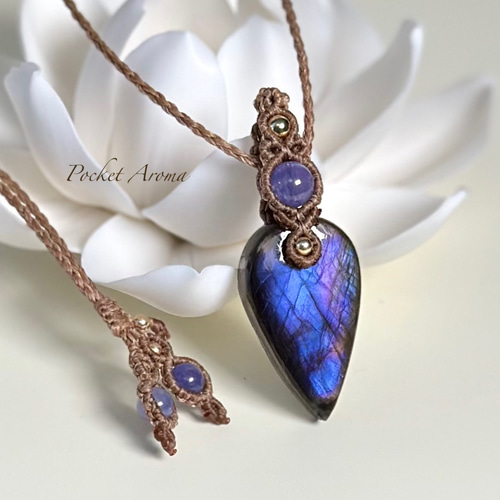 稀貴』ラブラドライトドロップとタンザナイトのマクラメペンダント