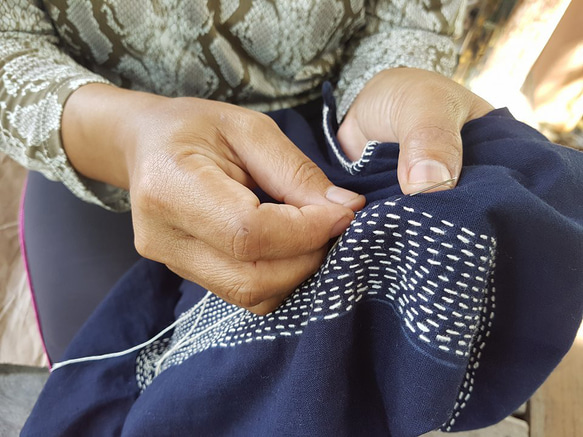 女性用藍染め草木染め刺繍トップスオーガニック純綿手刺繍トップス手織り幅広刺子刺繍 - 花クリスマス交換ギフト友人誕生日プレゼント 17枚目の画像