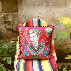 Frida Kahlo クッションカバー red pink ポンポン made in France フランス製 1枚目の画像