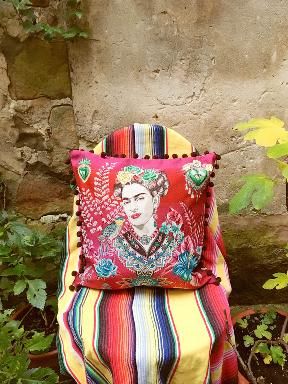 Frida Kahlo クッションカバー red pink ポンポン made in France フランス製 1枚目の画像