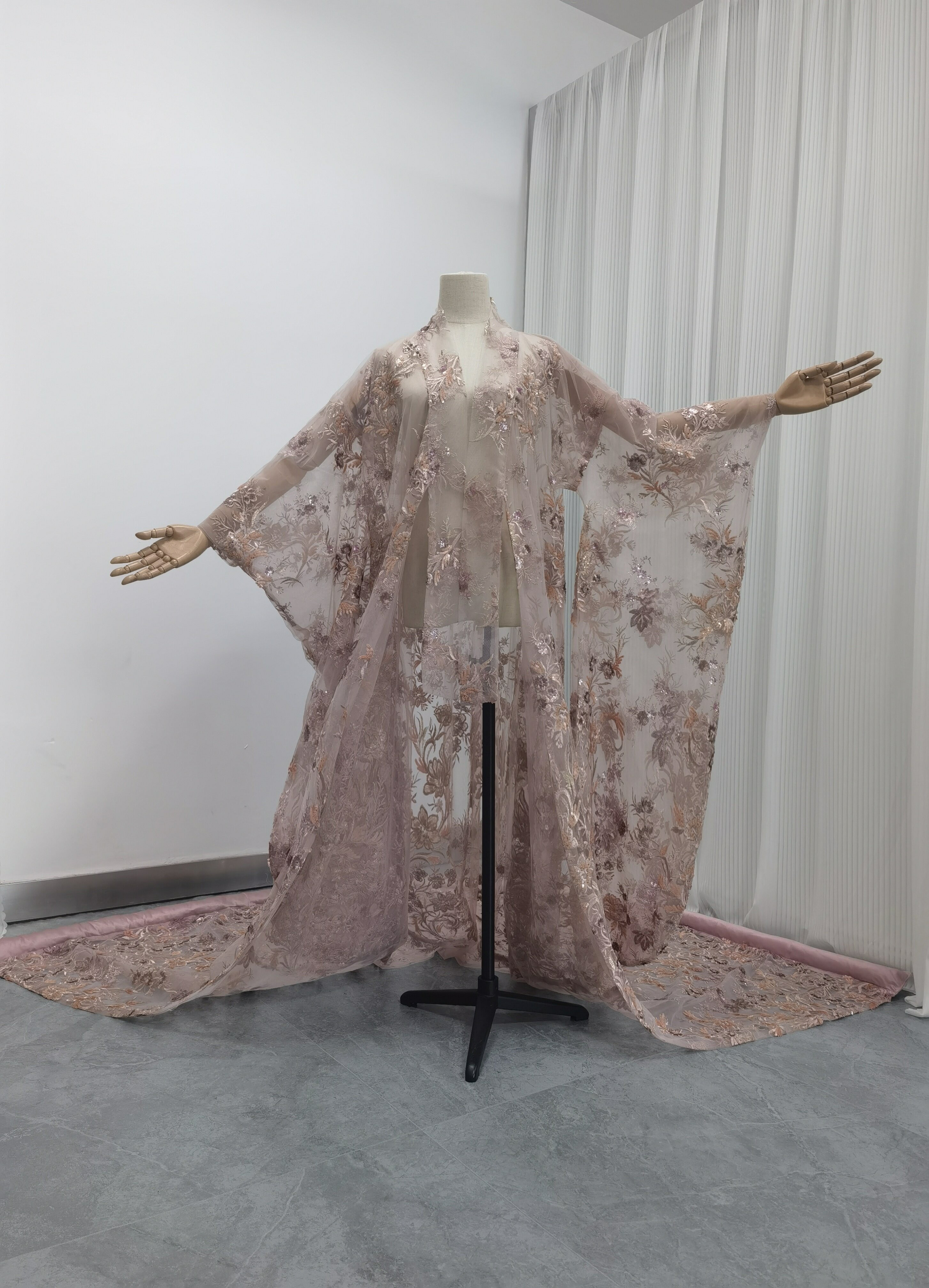 【レア】和ドレス 総刺繍打掛生地　サーモンピンク　着物ドレス　帯締 【レア】和ドレス 総刺繍打掛生地　サーモンピンク　着物ドレス　帯締