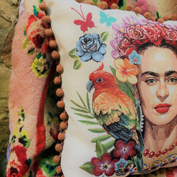 Frida Kahlo クッションカバー red ポンポン made in France フランス製 2枚目の画像