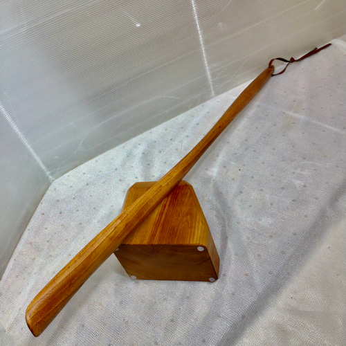 天然木　かえで長い靴べら／くす材　ブーツ型靴べらスタンド　一点物　手造り 楽天市場】靴べら スタンド 靴型 木製【木の靴べら立て 木彫りブーツ