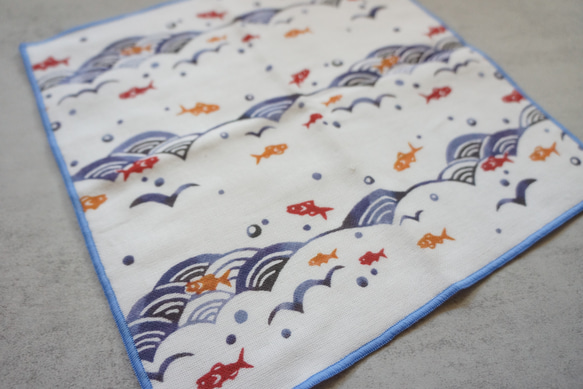 紅型 ガーゼパイルハンカチ 青海波と魚たち ハンカチ・手ぬぐい UTO