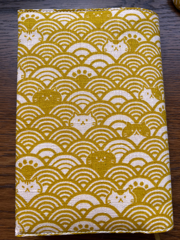 青海波とニャンコの文庫本カバー（芥子） 11枚目の画像