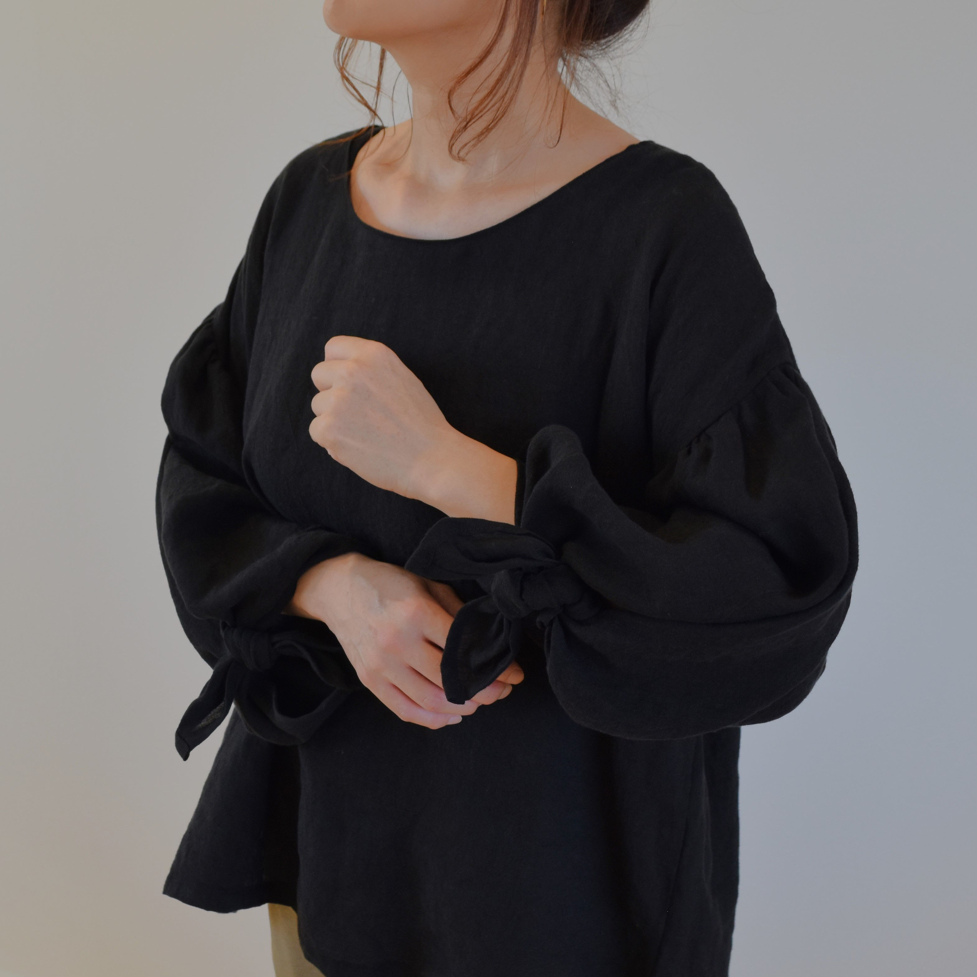 リネン100％ ふんわりギャザー リボンスリーブ ブラウス/black 黒 ブラック