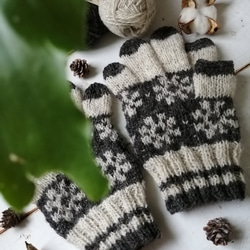 白と濃灰色の花模様編みスマホ対応手袋 3枚目の画像