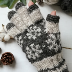 白と濃灰色の花模様編みスマホ対応手袋 5枚目の画像