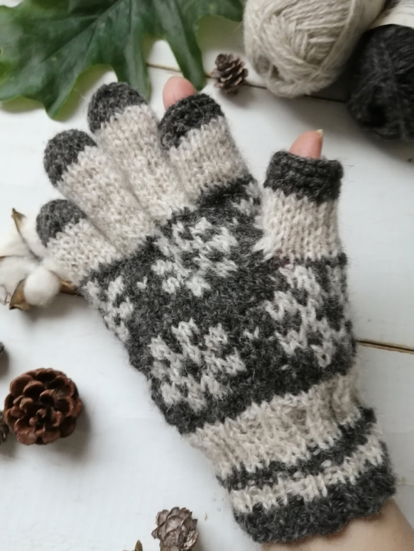 白と濃灰色の花模様編みスマホ対応手袋 5枚目の画像