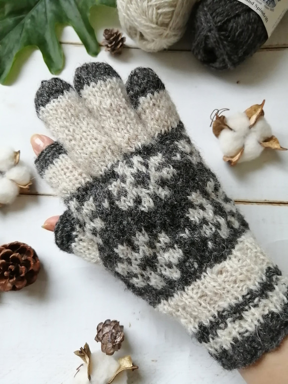 白と濃灰色の花模様編みスマホ対応手袋 4枚目の画像