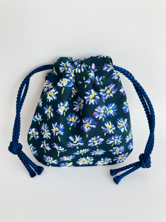 手縫いのミニ巾着袋 リバティ生地 ネイビー 花柄 1枚目の画像