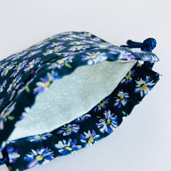 手縫いのミニ巾着袋 リバティ生地 ネイビー 花柄 3枚目の画像
