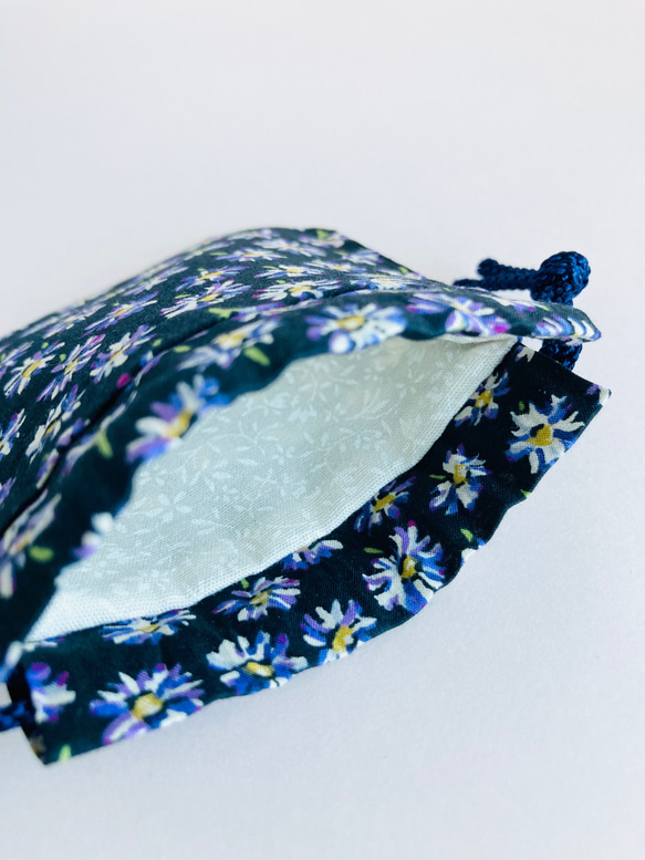 手縫いのミニ巾着袋 リバティ生地 ネイビー 花柄 3枚目の画像