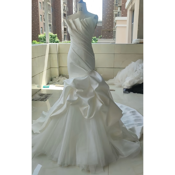 新着商品！高品質保証　胸フリル　ベアトップ　マーメイドドレス　サイズオーダー可能　編み上げ　背中見せ　ロングトレーン結婚 1枚目の画像