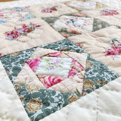 パッチワークキルトタペストリーリバーシブル ローズのパッチワークタペストリー パッチワークキルトタペストリー