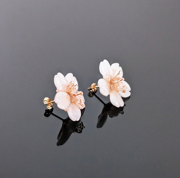 【K18】【受注制作】Everpink. 本物のお花　厳選花で仕上げる桜のピアス 18金　ミニサイズ 3枚目の画像