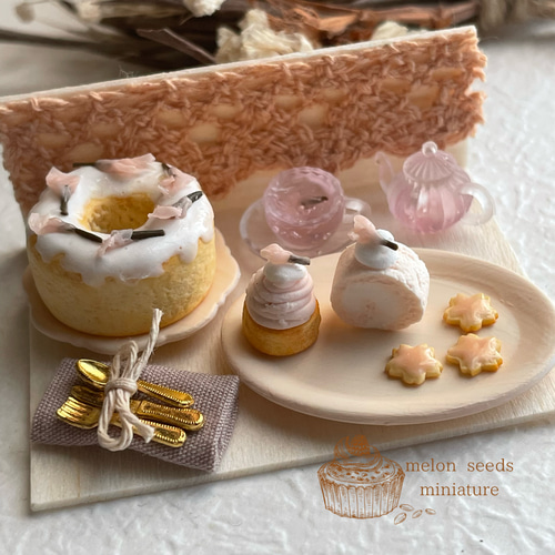 食べ物　花　スイーツ　ミニチュア　セット プチケーキセット 花形のプレートにのせた5種類のショート
