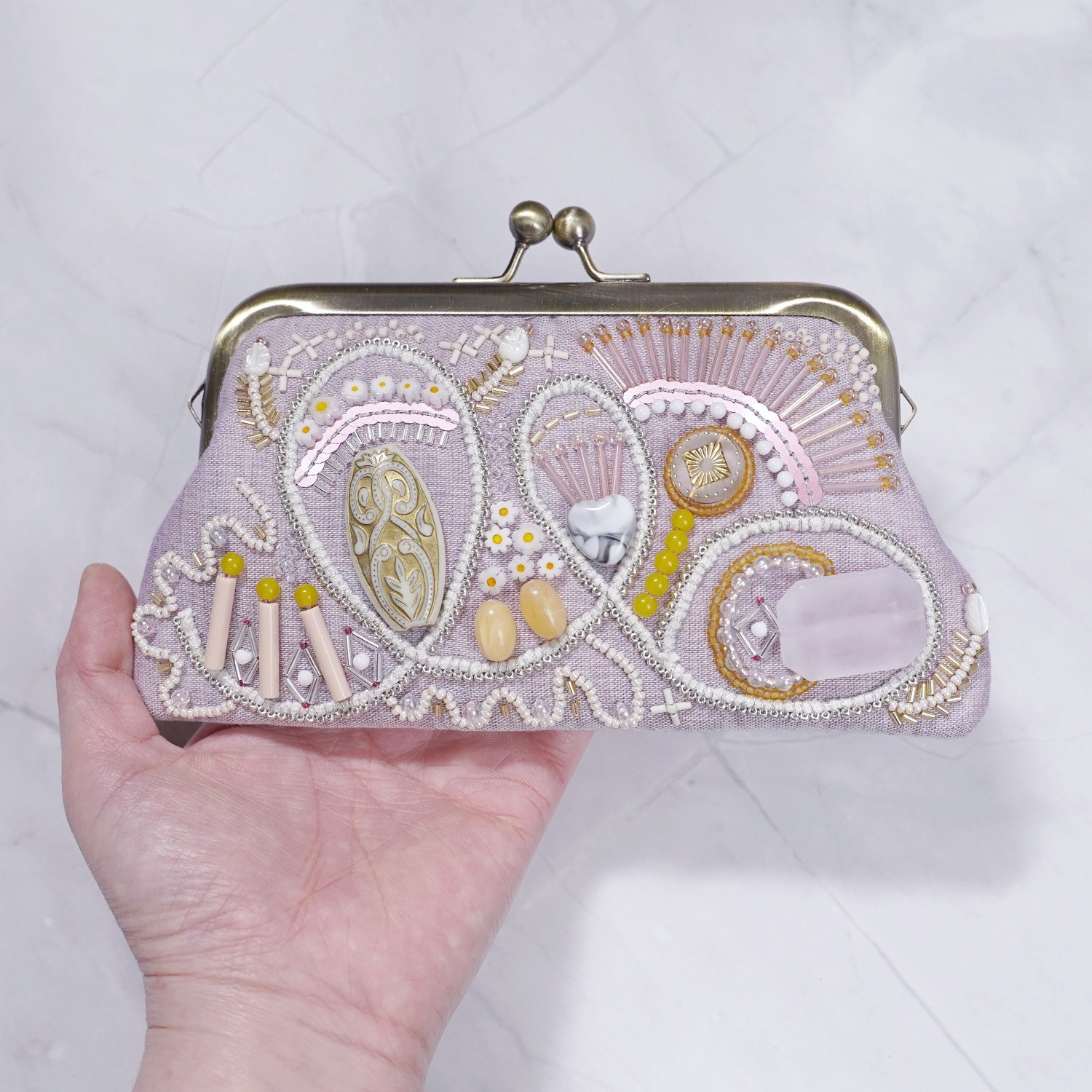 ビーズ刺繍のがま口 No.3｜ペールピンク｜ガーゼ素材｜マチなしポーチ｜カード収納可｜手刺繍｜一点もの｜ギフトに