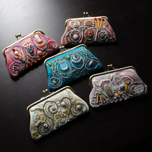 インド更紗模様のがま口ポーチ　モリス　手刺繍　ビーズ刺繍　ハンドメイド インド更紗模様のがま口ポーチ モリス 手刺繍 ビーズ刺繍
