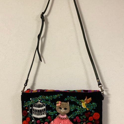 バラ園でお散歩猫さん 羊毛フェルト生地のショルダーバッグ ショルダー