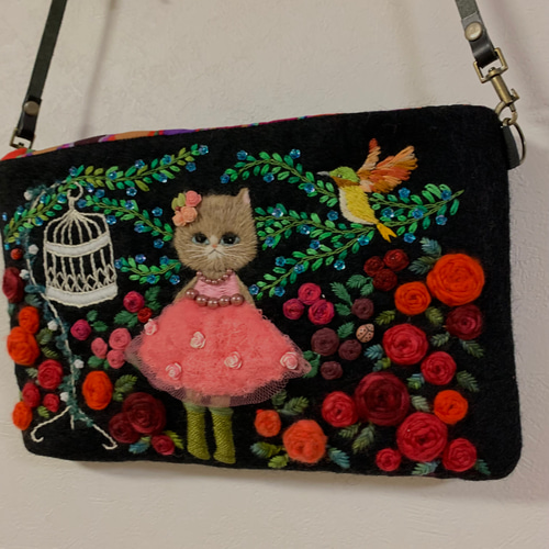 バラ園でお散歩猫さん 羊毛フェルト生地のショルダーバッグ ショルダー