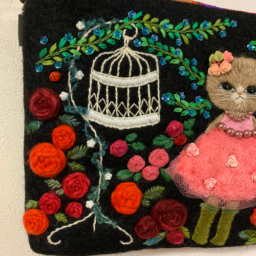 バラ園でお散歩猫さん 羊毛フェルト生地のショルダーバッグ ショルダー