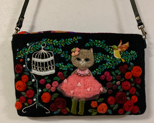 バラ園でお散歩猫さん 羊毛フェルト生地のショルダーバッグ ショルダー