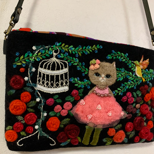 バラ園でお散歩猫さん 羊毛フェルト生地のショルダーバッグ ショルダー