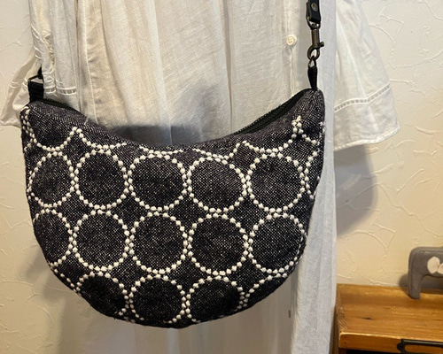 ミナペルホネン タンバリンネイビークロワッサンバッグ お値下げ