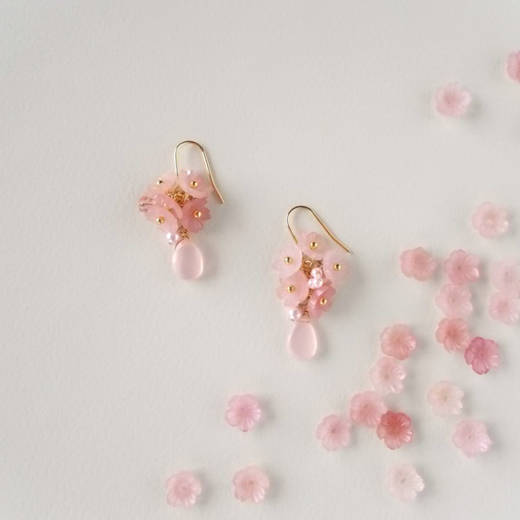桜とピンクカルセドニーのピアス・イヤリング 1枚目の画像