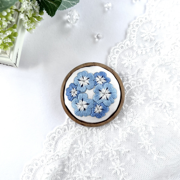 空色ネモフィラの刺繍ブローチ(木枠) ブローチ Buugen 通販 17476322