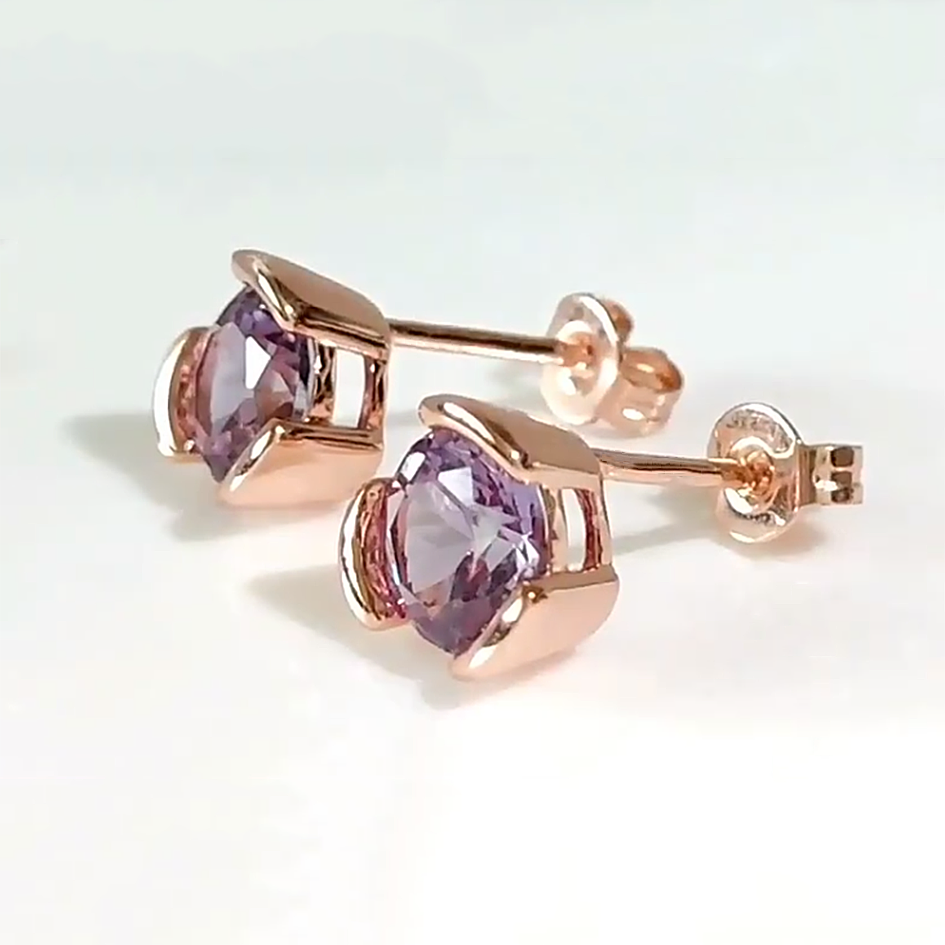 アレキサンドライト ピアス(両耳用) カラーチェンジ アレキサンドライトシルバーピアス 人気デザイン