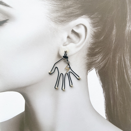 ブラックワイヤーハンドピアスorイヤリング イナヅマ カミナリ モード