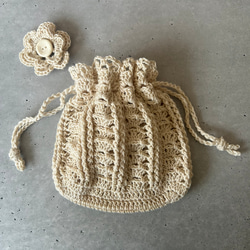 ラミーコットン手編みの巾着袋　お花のコサージュ付き　生成り 2枚目の画像