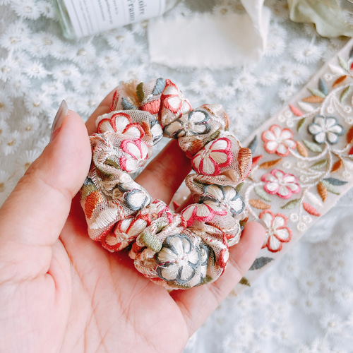 春カラーのお花シュシュ♡インド刺繍リボン♡ヘアゴム シュシュ