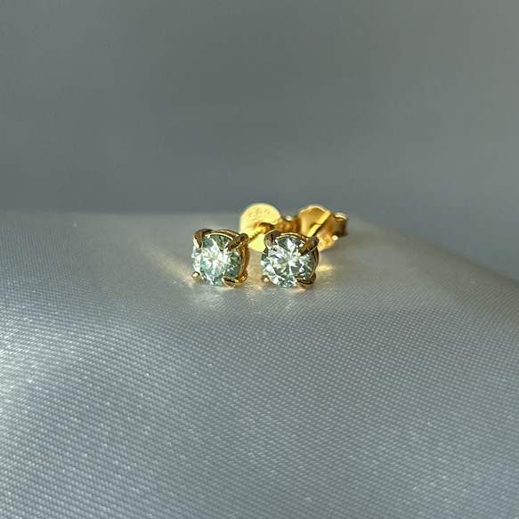 【高品質】4mm モアサナイト スタッドピアス 天然石 アレルギー対応 ダイヤモンドより輝く 一粒ピアス ブルーグリーン 6枚目の画像