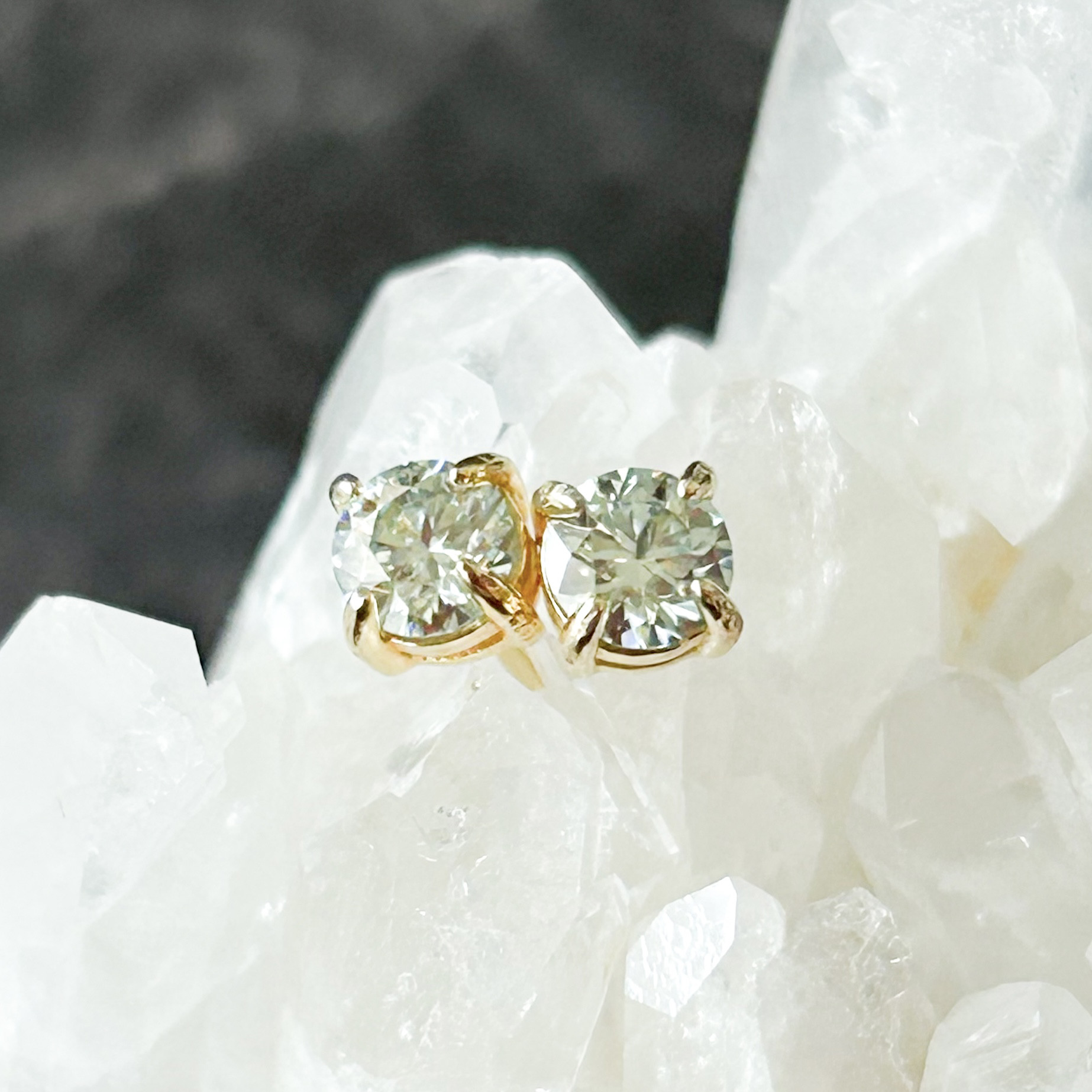 【ダイヤモンドを超える輝き】モアサナイト 4mm ピアス ブルーグリーン シンプル 仕事 ギフト シンプル 小粒 仕事