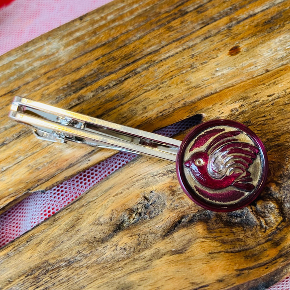 新しい門出に！　羽ばたく小鳥のネクタイピン【wine red】チェコ　ガラスボタン※受注制作致します 1枚目の画像