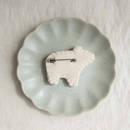 横向き白くまのビーズ刺繍ブローチ/ギフト/プレゼント/母の日