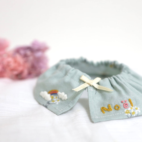 5311 ハンドメイドスタイ　犬　刺繍　名入れスタイ ペットスタイ 犬スタイ 刺繍 名入れ 花が可愛いグリーンのスタイ