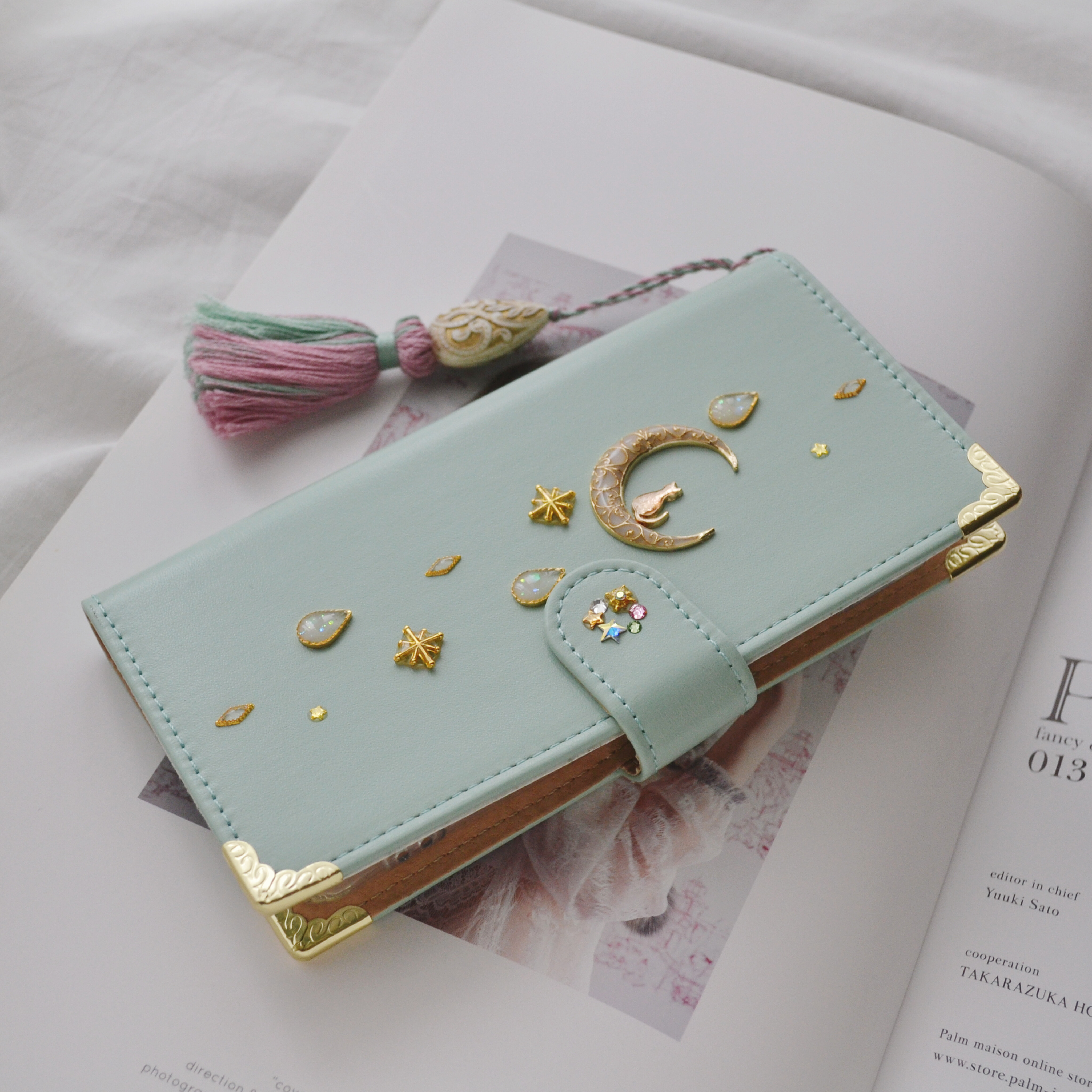 レア機種にも対応！手帳型スマホケース『猫と月のロマンティック』ミントグリーン ほぼ全機種◎