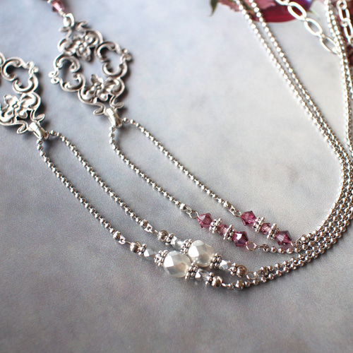 繊細な透かしパーツに大粒ビーズをプラスしたクラシカルなY