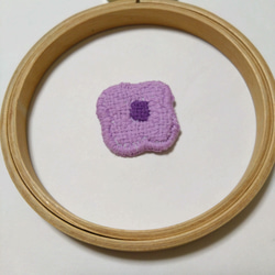 紫お花のワッペンorブローチ　ダーニング刺繍 3枚目の画像