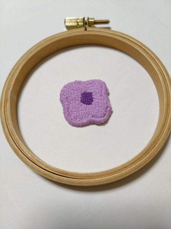 紫お花のワッペンorブローチ　ダーニング刺繍 3枚目の画像