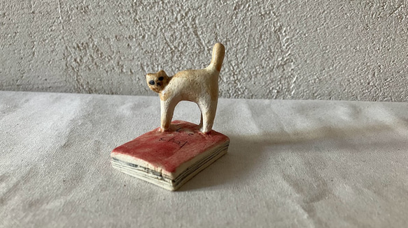 本に乗ってるネコのオブジェ　（猫の置物） 3枚目の画像