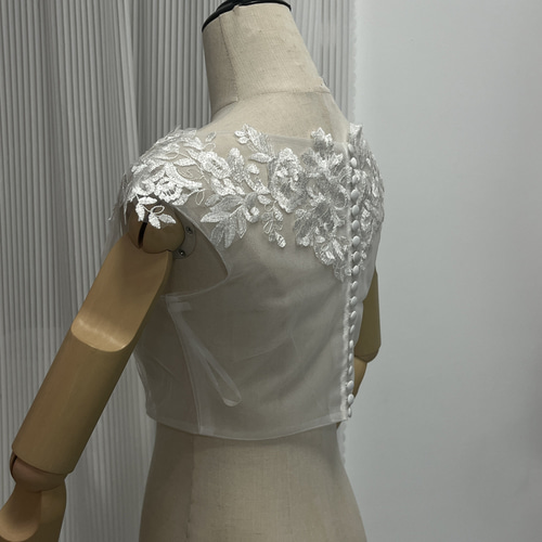 送料無料！ボレロ ノースリーブ キラキラ光る刺繍 くるみボタン 披露宴