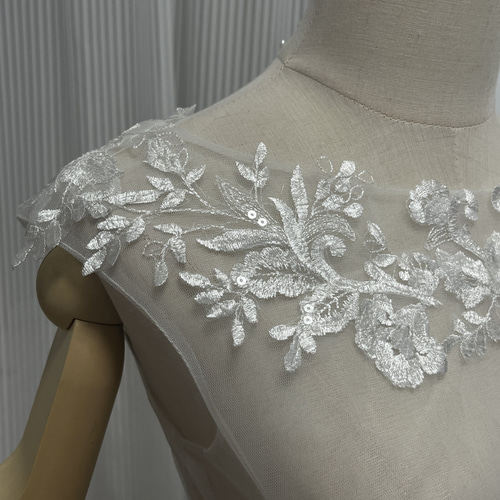 送料無料！ボレロ ノースリーブ キラキラ光る刺繍 くるみボタン 披露宴